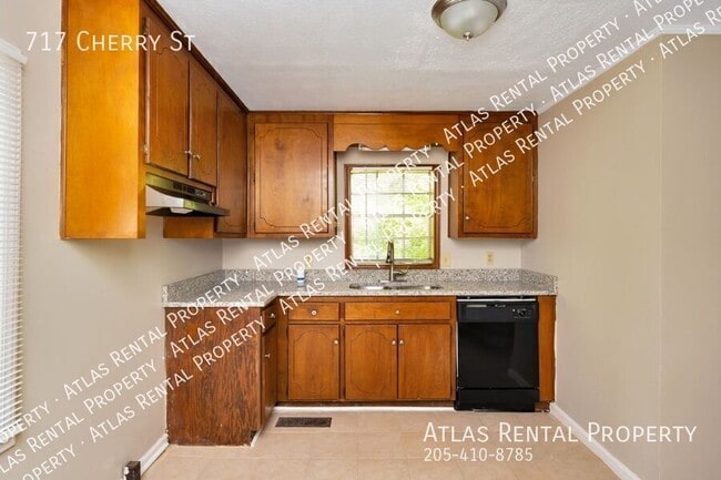 Building Photo - 717 Cherry St