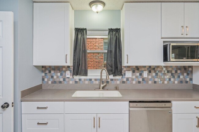 Building Photo - Completely Renovated Home in Niceville!