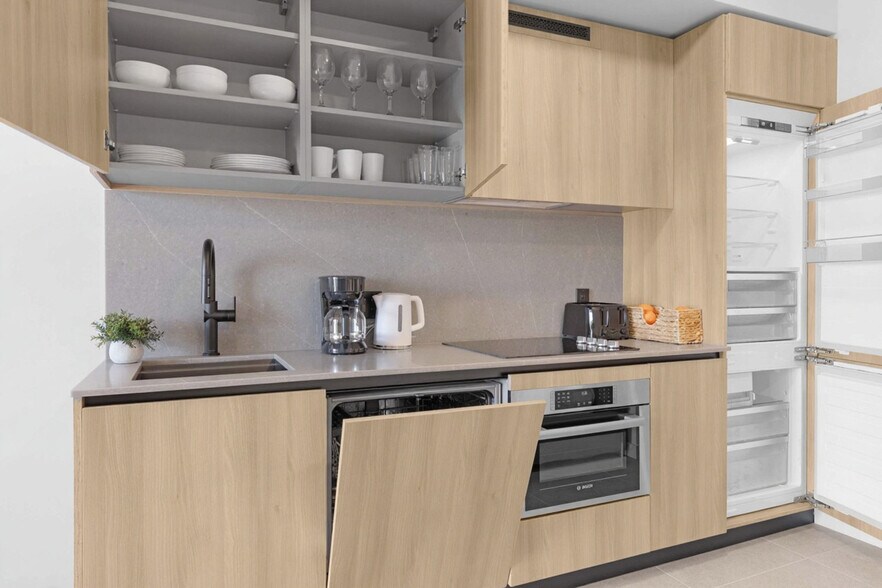 Building Photo - 501 NE 1st Ave