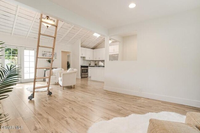 Building Photo - 2884 Crescent Way