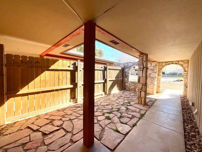 Building Photo - **APPLICATION RECEIVED** MUST SEE! 2 Bedroom / 1.5 Bath Duplex w/ Garage!