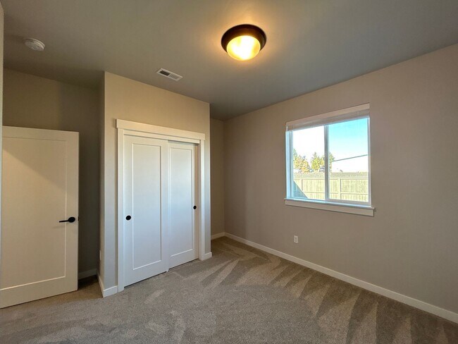 Building Photo - MOVE IN SPECIAL- Stylish 2BR + Office Duplex in SE Bend – Garage & Smart Home Perks