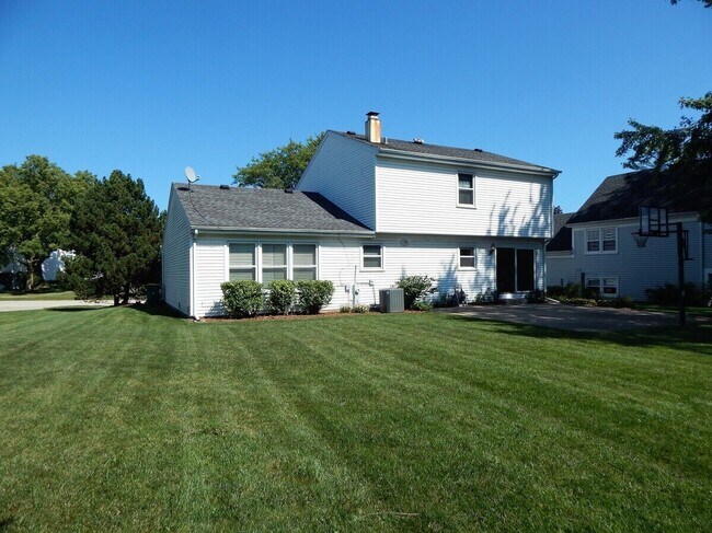 Building Photo - 920 Chaucer Way