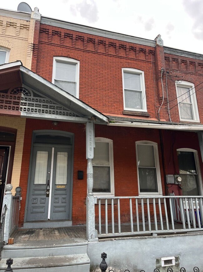 Building Photo - ???Spacious 4 Bedroom 1.5 Bath house locat...