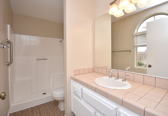 Building Photo - Lovely Single Level Home 4BR/2BTH Located ...
