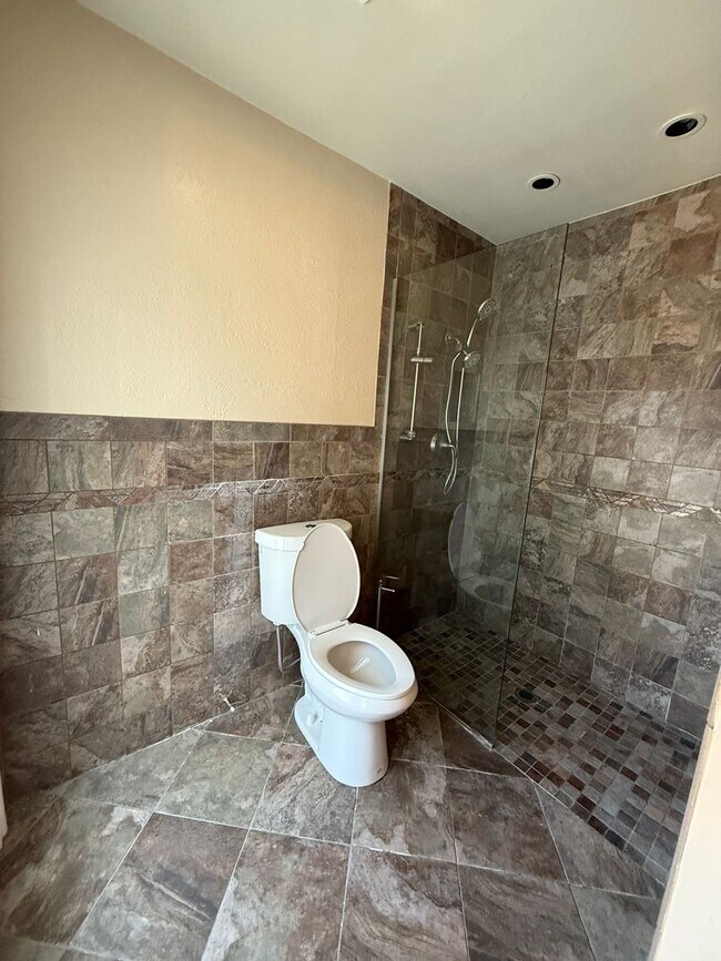 Building Photo - Single story 3 bed, 2 bath pool home