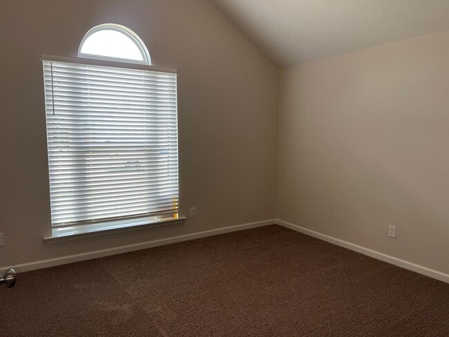 Building Photo - 158 Atherstone St