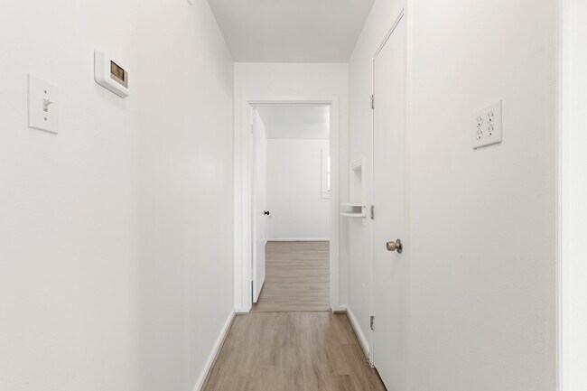 Building Photo - 1418 E Cres Dr