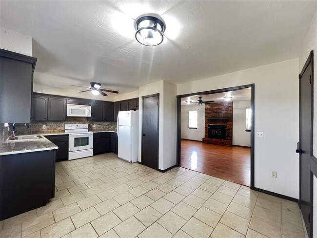 Building Photo - 819 Crystal Ln