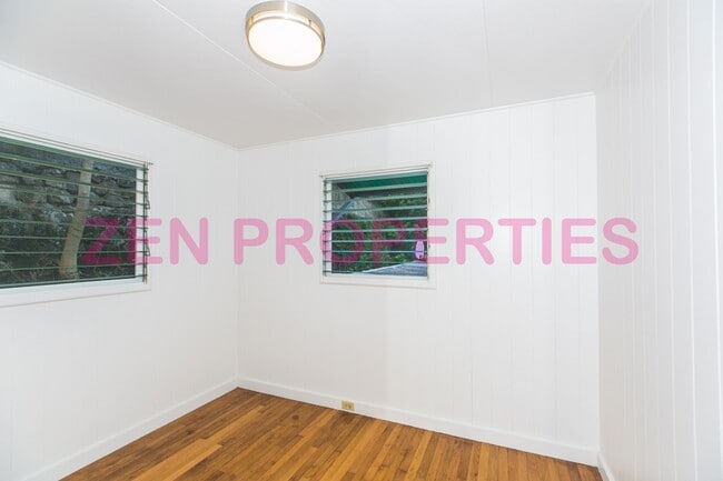 Building Photo - 1555 Moani St