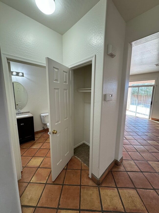 Building Photo - Large 4 bedroom house- Laveen