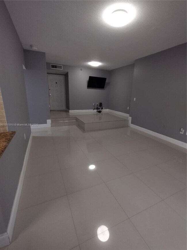 Building Photo - 6061 Collins Ave