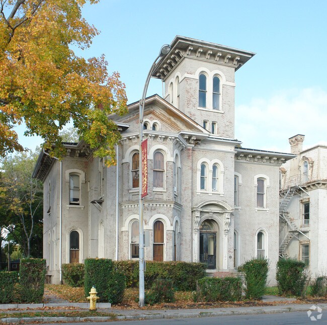 Building Photo - 207 S Plymouth Ave
