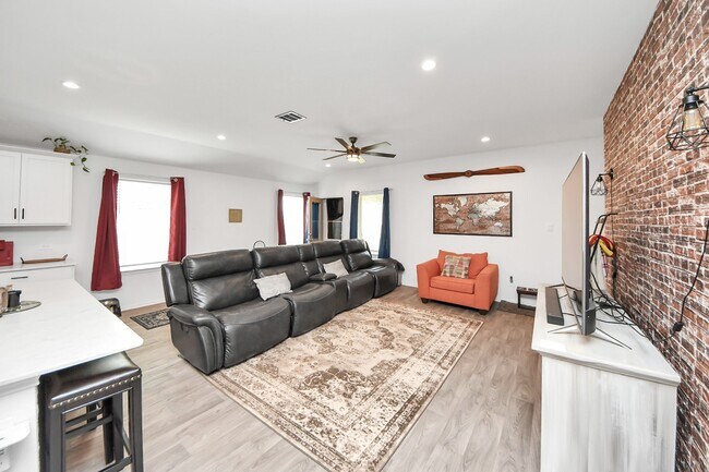 Building Photo - 403 Blanco Ln