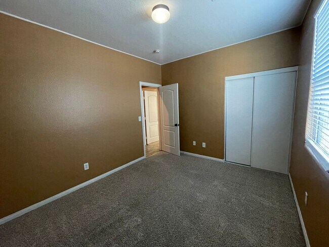Building Photo - Delightful 2 Bedroom 2 Bathroom Townhouse!