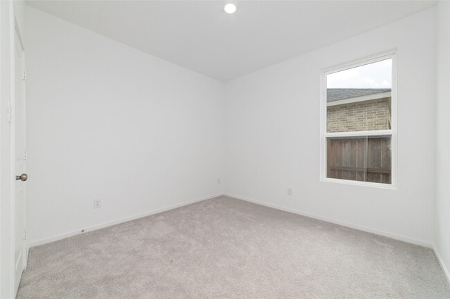 Building Photo - 830 Heaven Dr