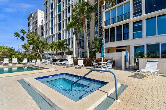 Building Photo - 7400 Sun Island Dr S