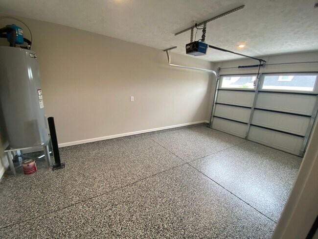 Building Photo - 3 BD 3.5 BA 1 Car Garage Great Location Li...
