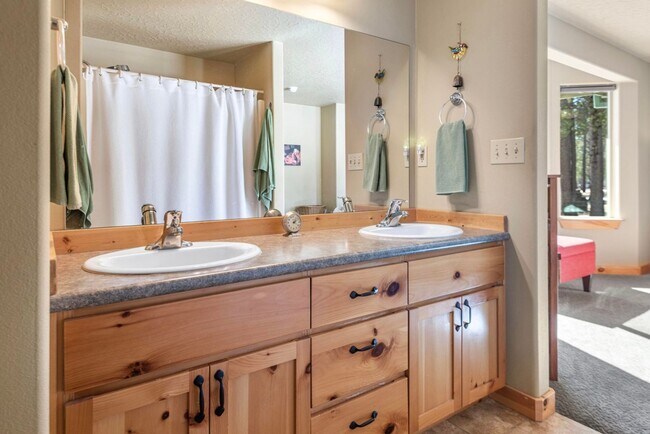 Building Photo - Available until April 2026- Short Term Lease