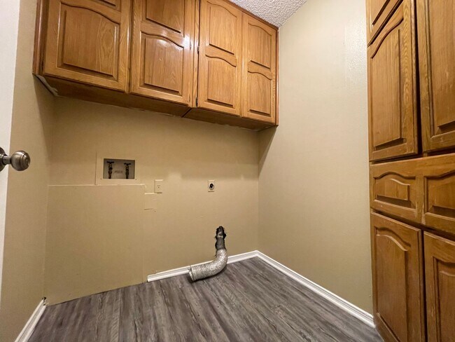 Building Photo - 3 Bedroom 2 Bath and 2 Car Garage
