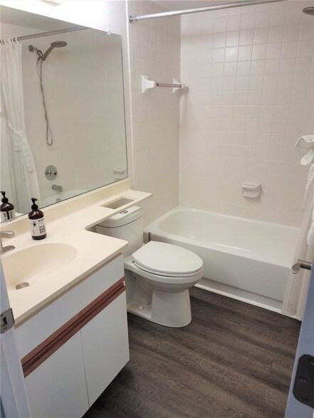 Building Photo - 650 Bird Bay Dr E