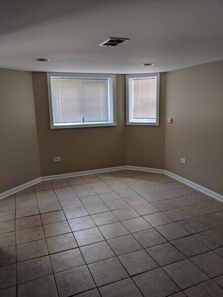 Building Photo - 2614 N Springfield Ave