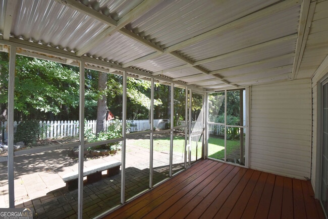 Building Photo - 571 N Fairfield Dr