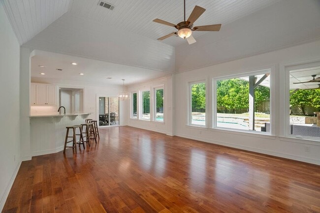 Building Photo - 10200 Treasure Island Dr
