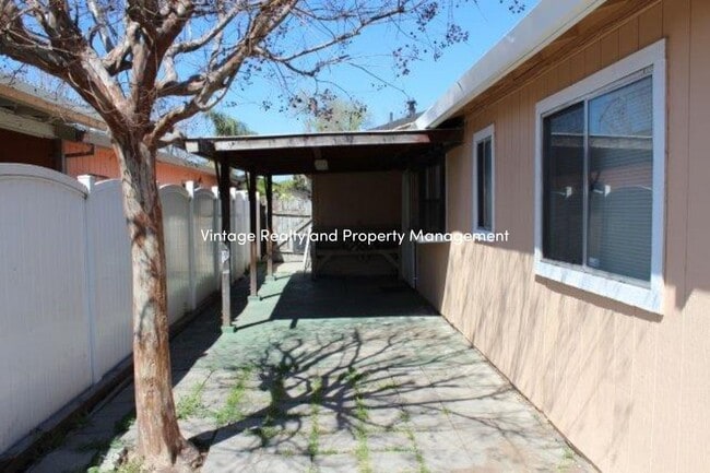 Building Photo - Back On The Rental Market Nice Single Story 3 Bedroom Home!!!