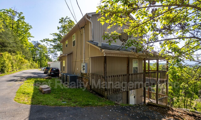 Building Photo - 628-616618628 N Cunningham Rd