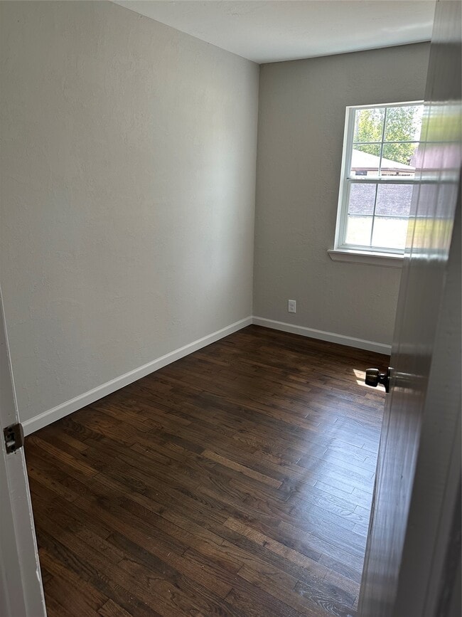 Building Photo - 2502 Kingsdale Dr