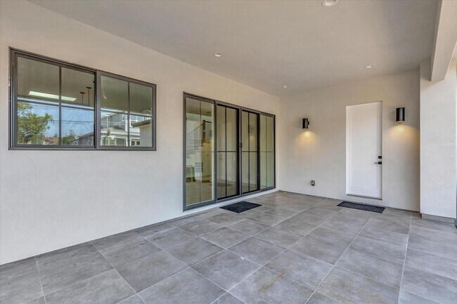 Building Photo - Newer High-Tech Home | Top Schools | Great...