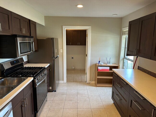 Building Photo - Bright 3-Bed, 2-Bath Lewisville Home with Spacious Fenced Yards