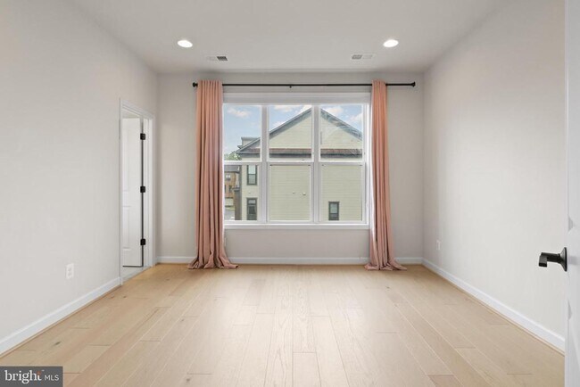 Building Photo - 12311 W Oaks Dr