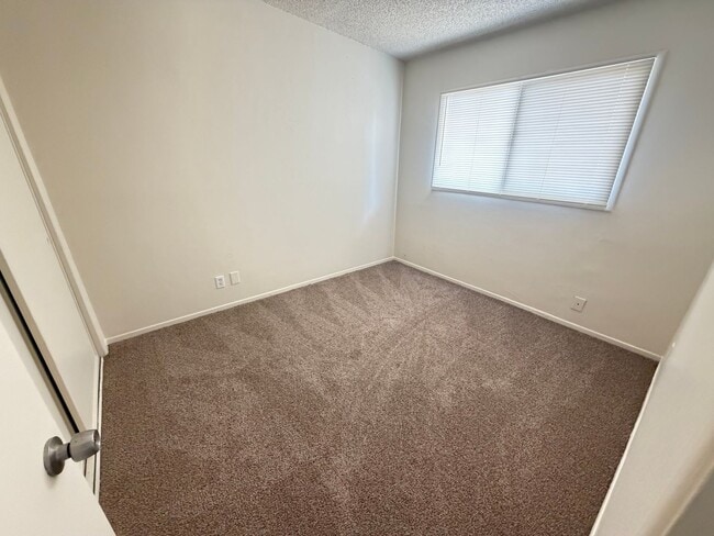 Building Photo - 246 Kashmir Ln