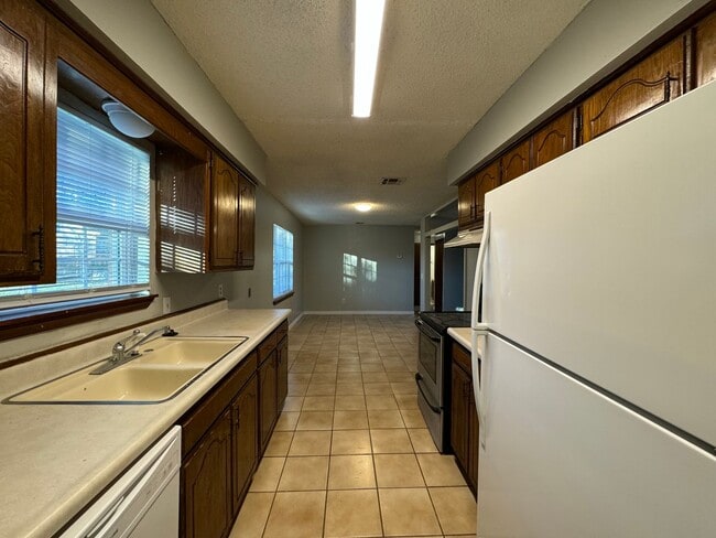 Building Photo - Charming home in North Edmond + 2 bedrooms
