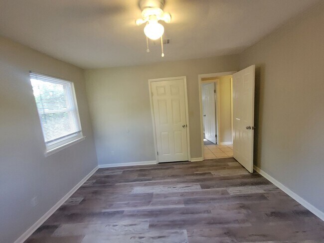 Building Photo - 225 Pecan Dr