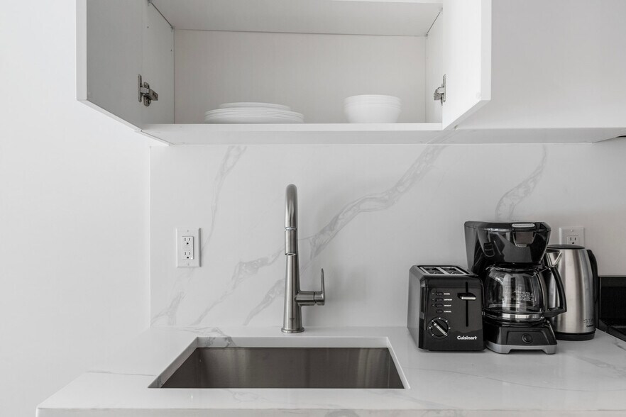 Building Photo - 307 W 39th St