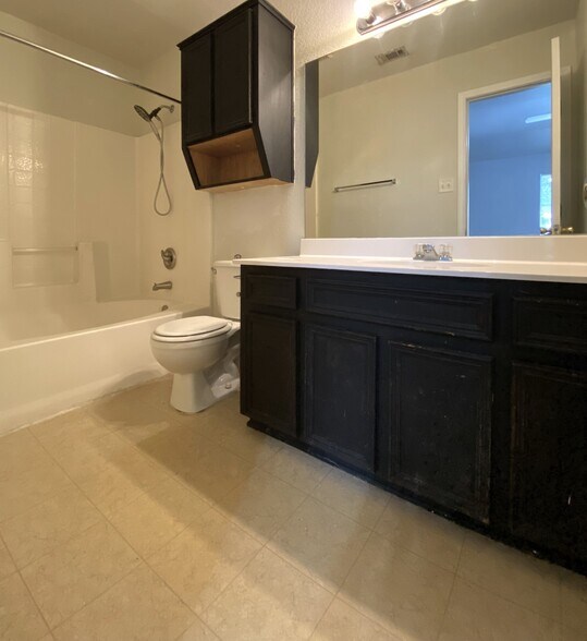 Building Photo - 3300 Toledo Dr