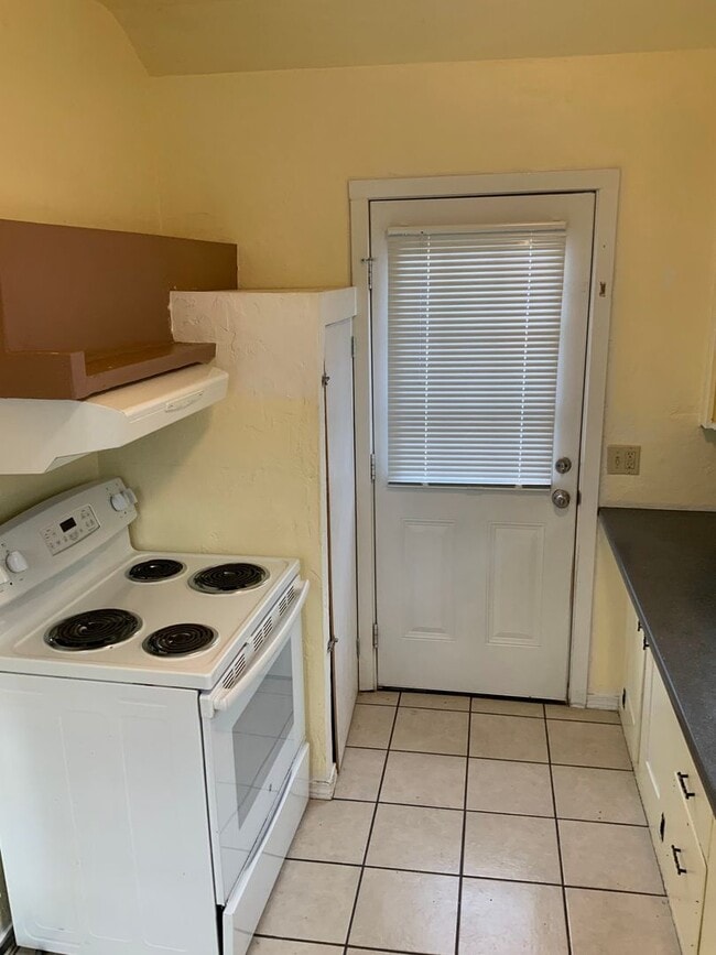 Building Photo - 2 Bedroom House in Whiteaker