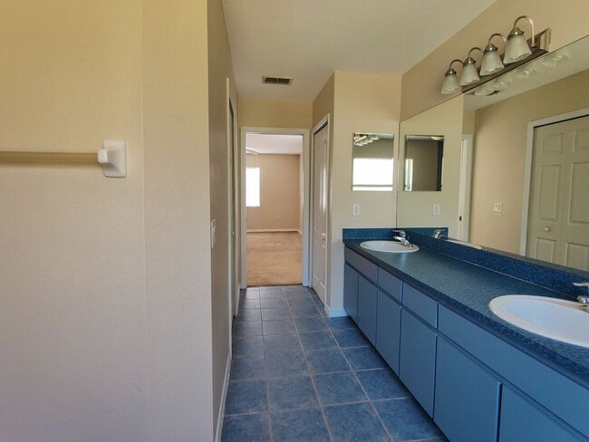 Building Photo - 3 bedroom, 2 bath rental in the Royal High...