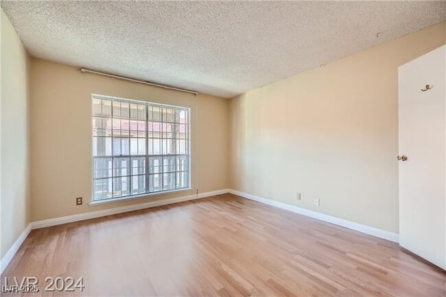 Building Photo - 3045 Pinehurst Dr