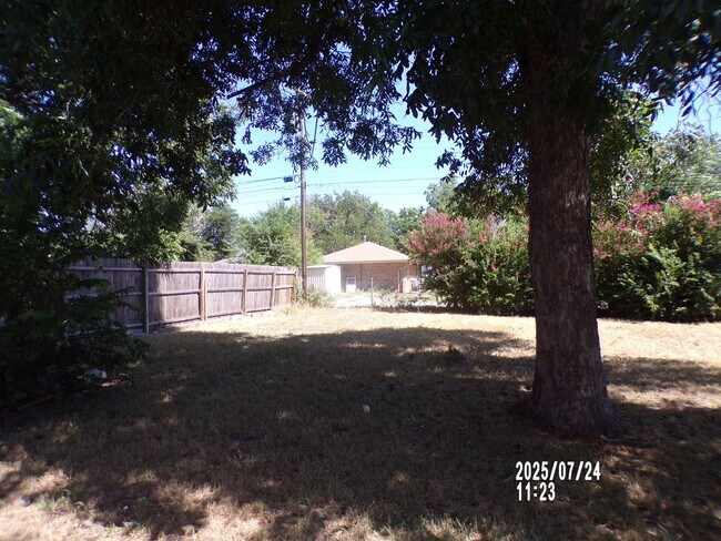 Building Photo - Newly renovated! Pet Friendly! Centrally l...