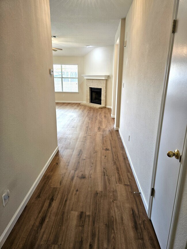 Building Photo - 1002 Woodview Dr