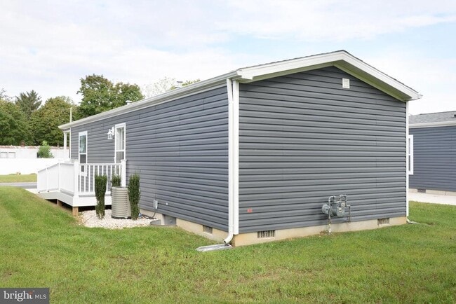 Building Photo - 1 Edgewater Dr