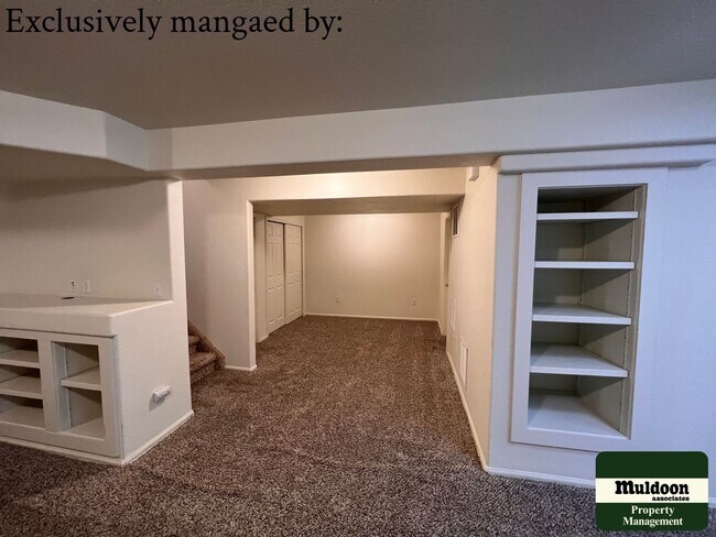 Building Photo - Stunning 3  Bedroom Home with lots of space and a beautiful fenced back yard -