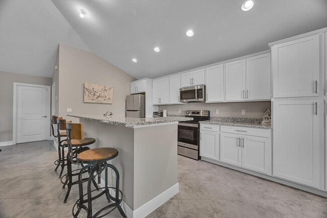 Building Photo - 713 SE East Ave