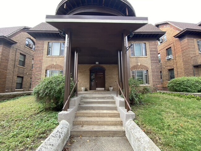 Building Photo - Charming 1BR in Historic Douglas Apartments– Walk to Lake of the Isles!