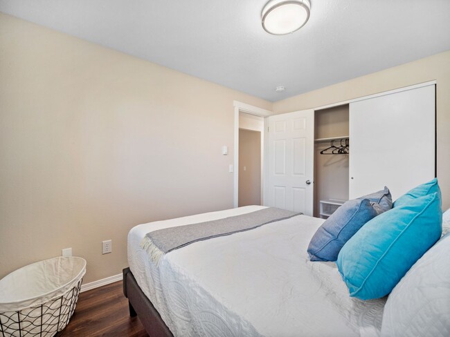 Building Photo - Clean and Cozy 2 bedroom condo with private parking