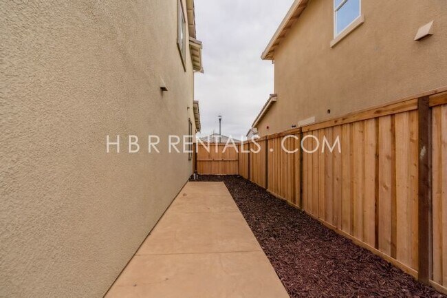 Building Photo - Charming 4-Bed, 3-Bath Home in Lathrop’s T...